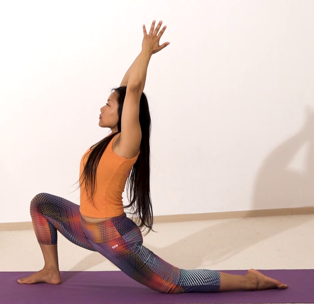 Datei:Halbmond Yoga Pose mit Handflaechen zum Himmel Anjaneyasana Variation .png