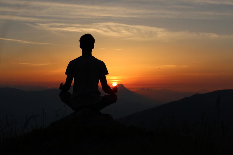 Datei:Indian-yogi-yogi-Sonnenuntergang-Berg-Aussicht.jpg