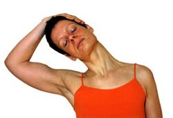 Variation: Mit der Hand über den Kopf fassen. Arm und Kopf entspannen. Passive Dehnung: Die Schwerkraft dehnt die Seite des Halses und die Schulter.
