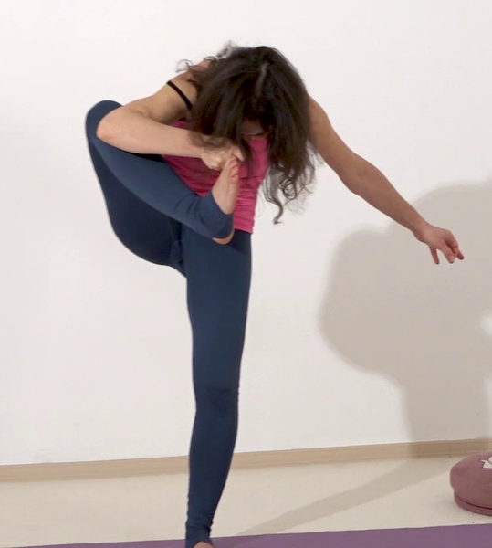 Datei:Fuss-zum-Kopf-Pose im Stehen - Yoga Stellung 2.png
