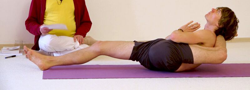 Datei:Fuss-hinter-dem-Kopf-Stellungen im Sitzen Stehen und Liegen Eka Pada Shirasana Yoga Posen Variationen 4 Liegend Yoga Couch.jpg