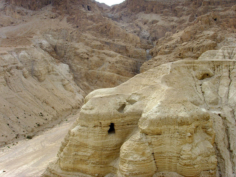 Datei:Höhle Qumran Wüste.jpeg