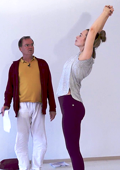 Datei:1456-Surya-NamaskarasanaUrdhva-Baddha-Hastasana.png