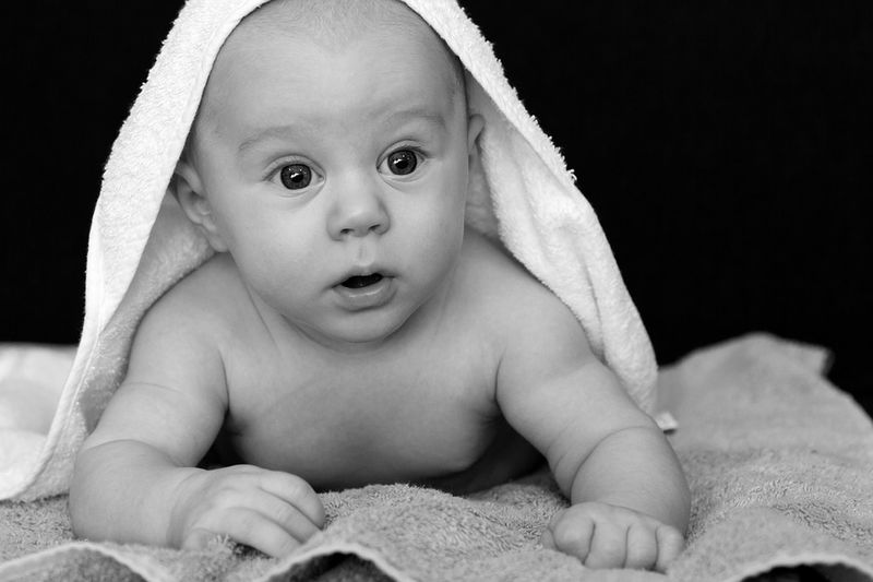 Datei:Kind Baby wach staunen große Augen schwarz weiss.jpg