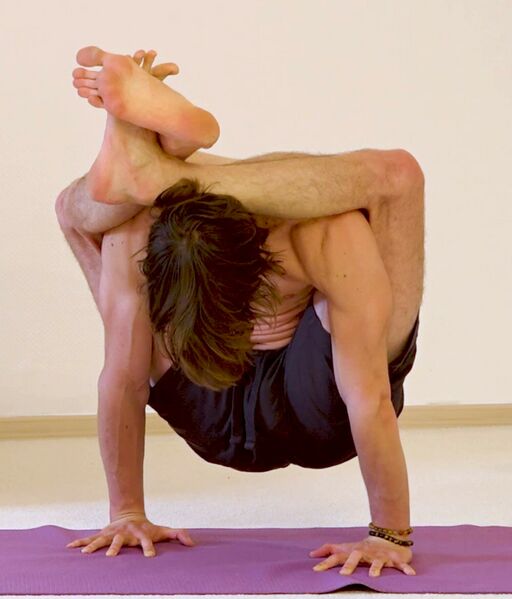 Datei:Fuss-hinter-dem-Kopf-Stellungen im Sitzen Stehen und Liegen Eka Pada Shirasana Yoga Posen Variationen 3 Stehende Schildkroete.jpg