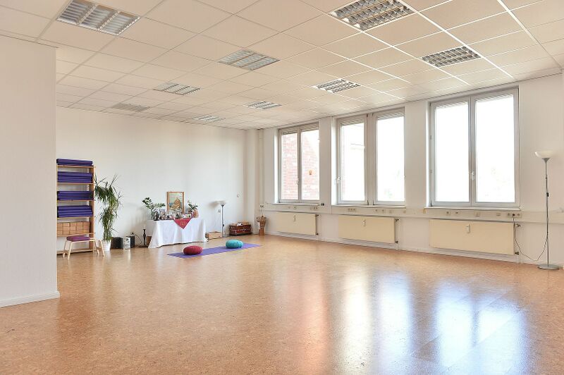 Datei:Yoga Vidya Yogaraum.jpg