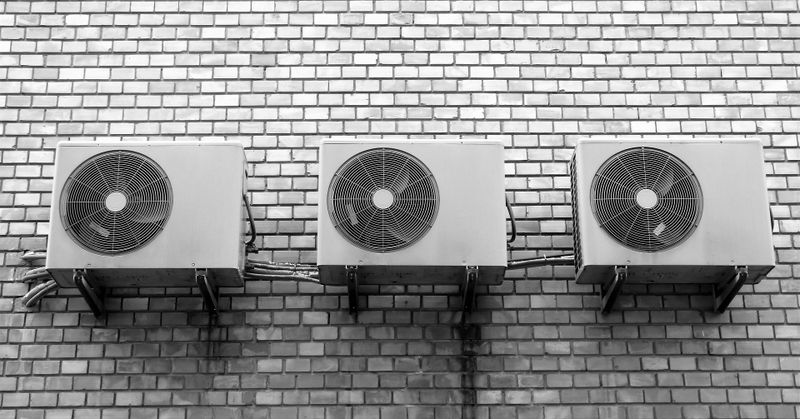 Datei:Klimaanlage Belüftung Wand .jpg