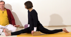 Mit Yoga Bloecken gestuetzter Spagat 2.png
