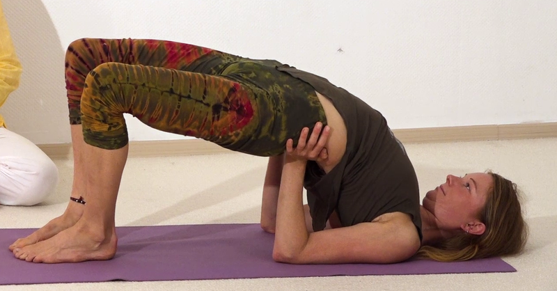 Datei:Yoga Bruecke mit gebeugten Knien 1.png