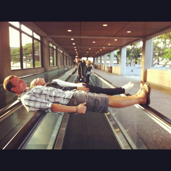 Datei:600px-Planking on a people mover.jpg