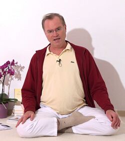 Meditationshaltungen 6 Ardha Svastikasana.jpg