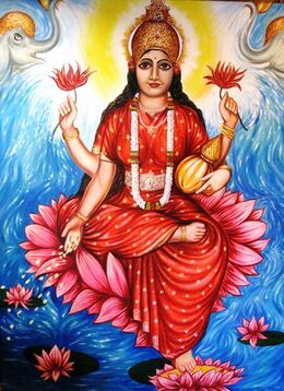 Lakshmi mit vier Armen auf einem rosafarbenen Lotus