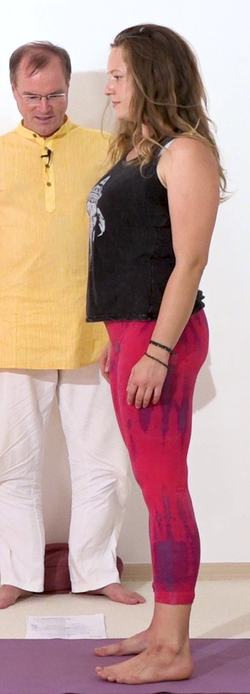 Von der Stehhaltung ins Yoga Rad 2.png