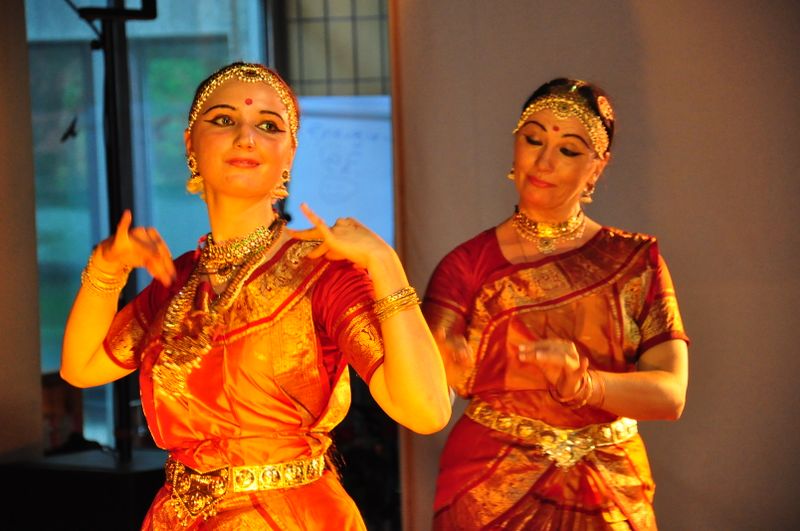 Datei:Indischer Tanz Musikfestival.JPG