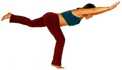 6) Das Standbein bis 90 Grad beugen, die Ferse heben. Dies stärkt zusätzlich die Unterschenkel- (Gastrocnemius) und Oberschenkel- (Quadrizeps) Muskeln. Eine große Herausforderung für das Gleichgewicht!