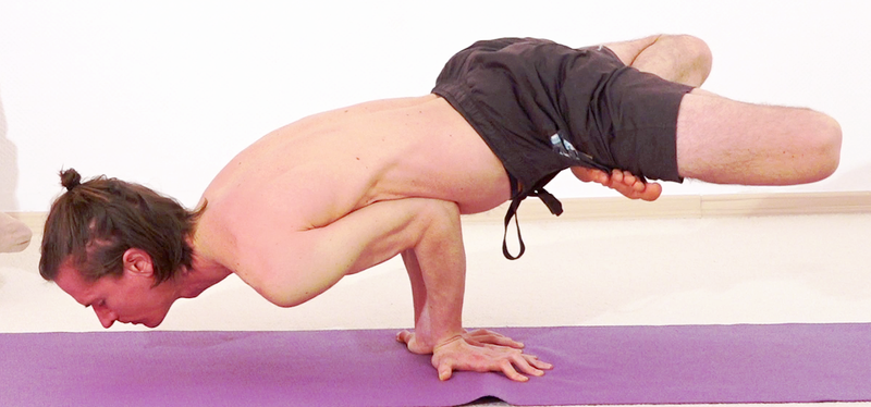 Datei:2062-Baddha-Mayurasana.png