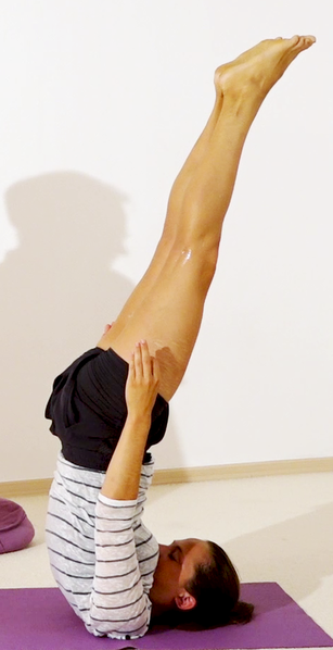 Datei:Kerze Yoga Pose 2.png