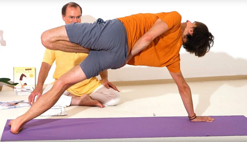 Datei:Yogi Kashyapa Pose 3.jpg