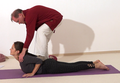 Fortgeschrittene Kobra Hilfestellungen - Yoga Vidya Bodywork 1.png