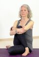Dakshinanghri Pavana Muktasana, Eine Übung zur Vorbeugung von Blähungen im Sitzen und Prana im Bauch zu harmonisieren