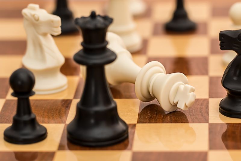 Datei:Niederlage Schach Schachmatt König Dame Spiel.jpg