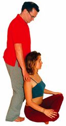1c) Korrektur: Mit einem Knie in den oberen Rücken zwischen den Schulterblättern drücken, gleichzeitig mit den Händen die Schultern nach hinten ziehen.