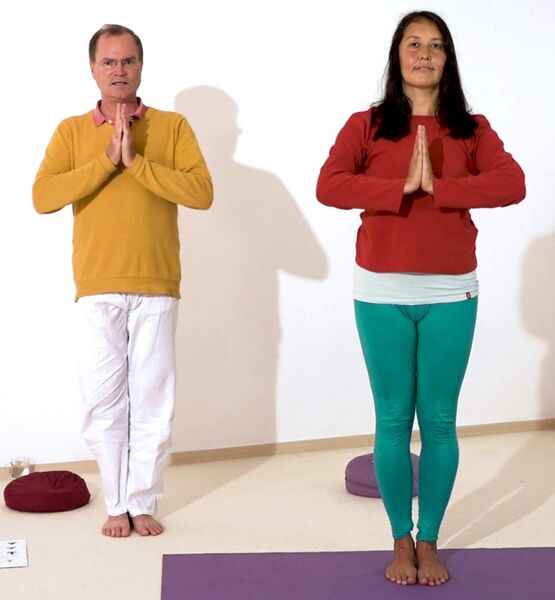 Datei:Yoga Gebetshaltung im Stehen.jpg