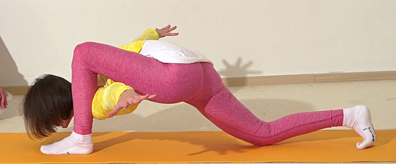 Datei:874-Niralamba-Uttana-Prishthasana.png