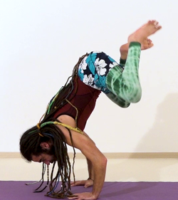 Aus der Kraehe in den Handstand 3.png