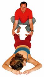 Yogalehrer kann die Fersen ein paar Mal nach innen und nach außen drehen. Dabei darauf achten, dass die großen Zehen sich berühren!