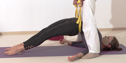 In die fortgeschrittene Bruecke helfen - Yoga Vidya Bodywork Sethubandhasana 6.png