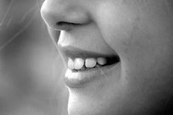 Nase-Lächeln-Zahn.jpg