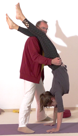 In den Handstand helfen - Yoga Vidya Bodywork 3.png