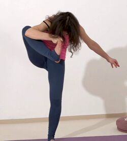 Fuss-zum-Kopf-Pose im Stehen - Yoga Stellung 2.jpg