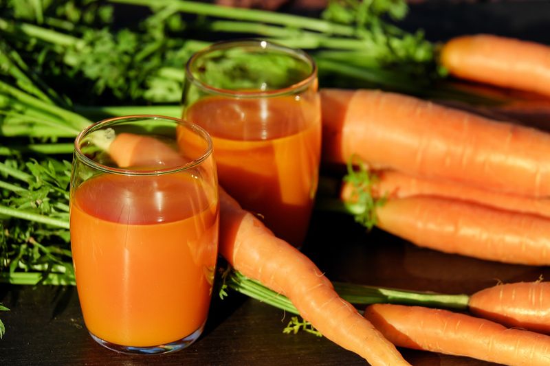 Datei:Carrot-juice-Betacarotin-Pflanzenfarbstoff.jpg