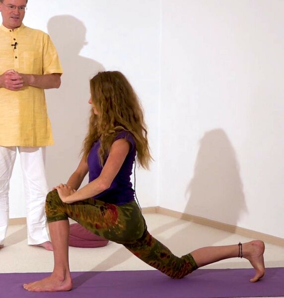 Datei:Tiefer Ausfallschritt Yoga Stellung 7.jpg