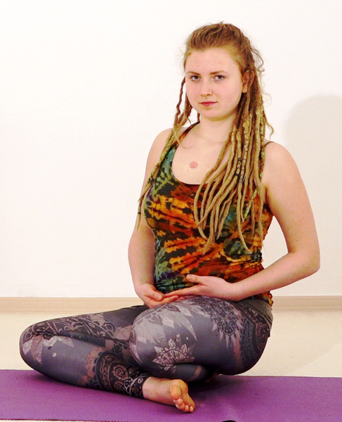 Datei:Shayanasana Karmasana AL 2758.png