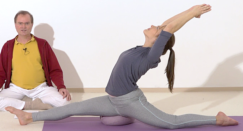 Datei:Anjaneyasana AL 38 Variation 2.png