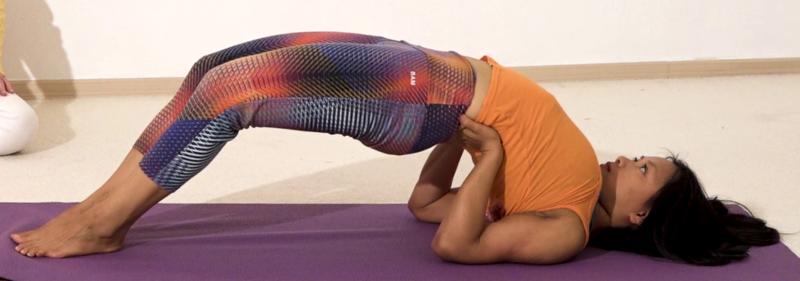 Datei:Bruecke Yoga Pose mit geschlossenen Fuessen und Knien.png