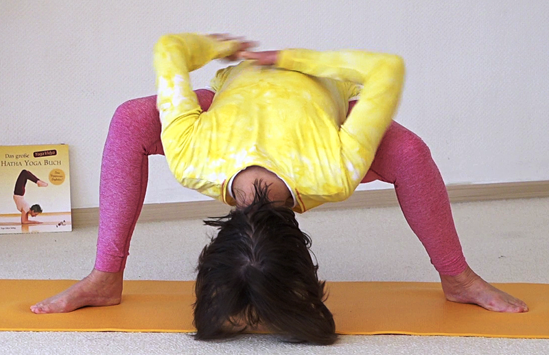 Datei:231-Baddha-Kalyasana05-07-15h54m22s243.png