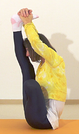 Ardha Padma Dvi Hasta Pada Navasana, eine Variation des Bootes