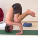 Parshva Kakasana in Shirshasana, Seitkrähe mit Kopf auf dem Boden