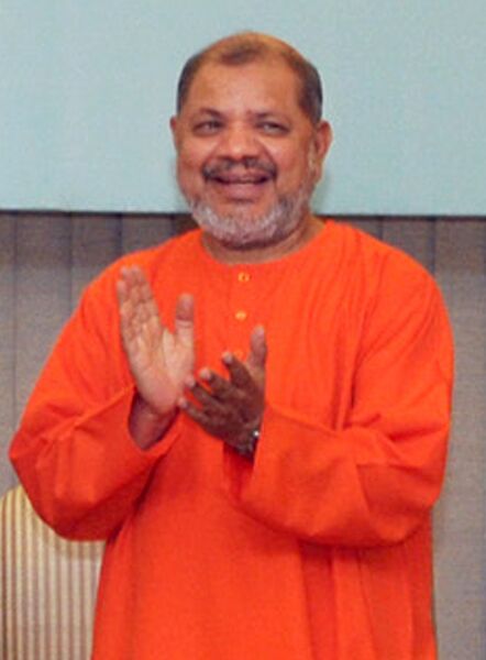 Datei:Swami Tejomayananda Porträt 2015.jpg