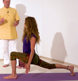 Tiefer Ausfallschritt Yoga Stellung 3.png