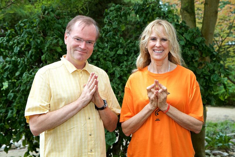 Datei:Kali-Ray-und-Sukadev-Bretz.jpg