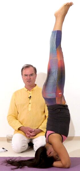 Datei:Kopfstand mit Shambhavi Mudra.jpg