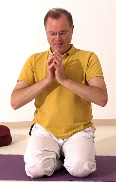 Datei:Unterarmmuskeln staerken mit Yoga-Uebungen 4.jpg