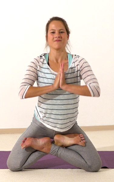 Datei:Berg Yoga Asana im vollen Lotus mit Haenden in Namaste.png