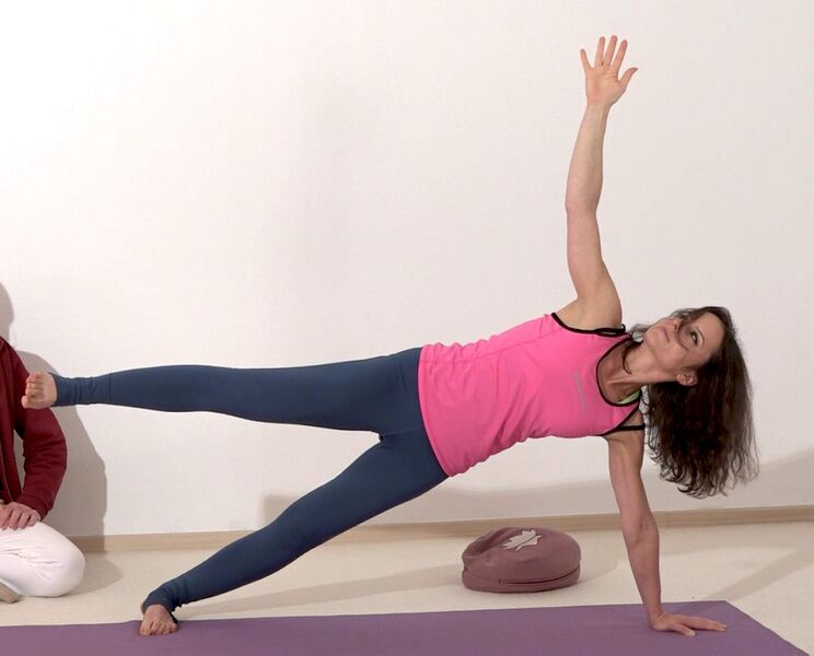 Datei:Yogi Vasishtha Stellung Seitzstuetz Pose Haltung Stellung Yoga Figur des Vasishtha 3.jpg