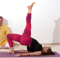 Bruecke Yoga Stellung mit einem Bein oben1.png